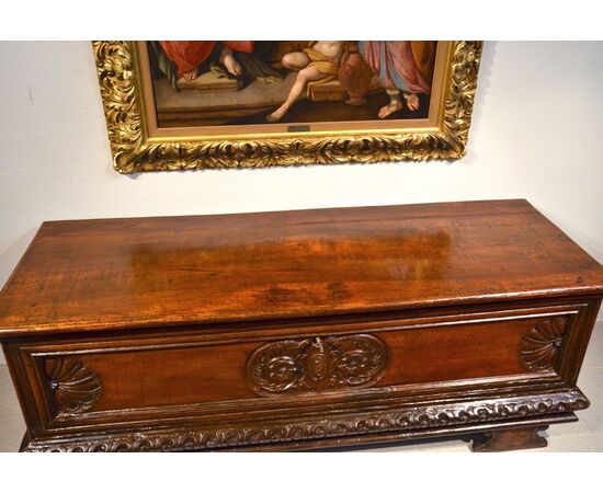 Walnut wood chest, Northern Italy (Bergamo) 17th century