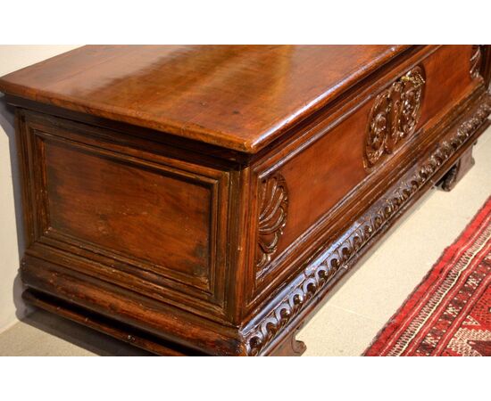 Walnut wood chest, Northern Italy (Bergamo) 17th century