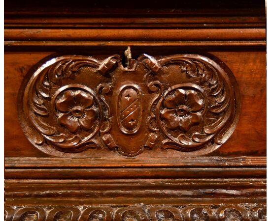 Walnut wood chest, Northern Italy (Bergamo) 17th century