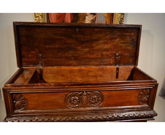 Walnut wood chest, Northern Italy (Bergamo) 17th century