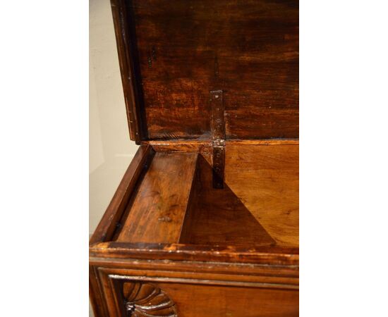 Walnut wood chest, Northern Italy (Bergamo) 17th century