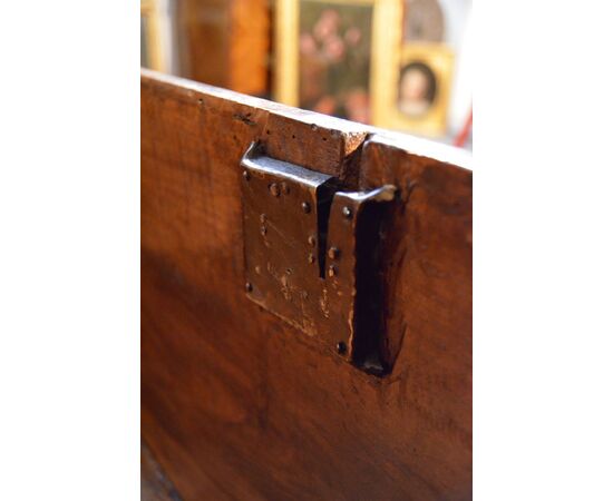 Walnut wood chest, Northern Italy (Bergamo) 17th century
