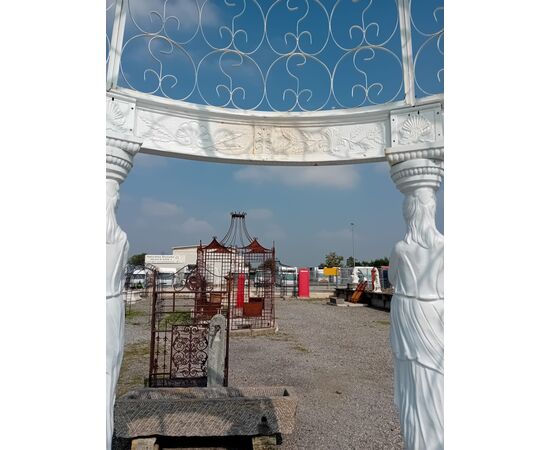 Gazebo con statue in ghisa
