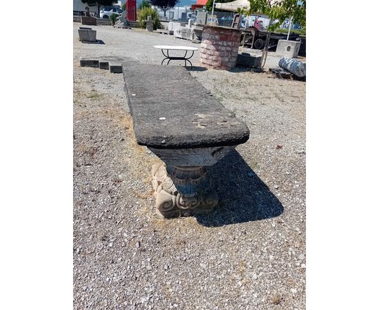 Tavolo in pietra con capitelli