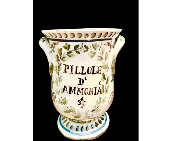 Majolica pill jar with floral decorations. Ferniani manufacture, Faenza.