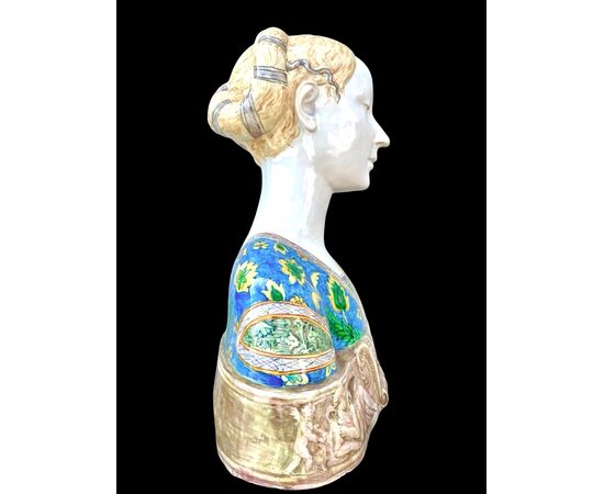 Large majolica bust depicting the Queen of Aragon. Minghetti. Bologna.