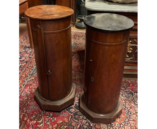 ARM251 - Pair of walnut cylinder bedside tables, 19th century, dimensions diameter cm 40 x H 90