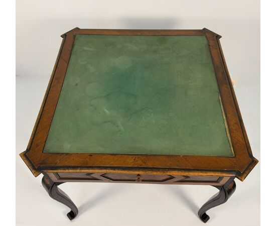 Tavolino da gioco lastronato in noce, XIX secolo