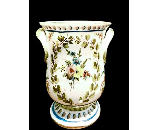 Majolica pill jar with floral decorations. Ferniani manufacture, Faenza.