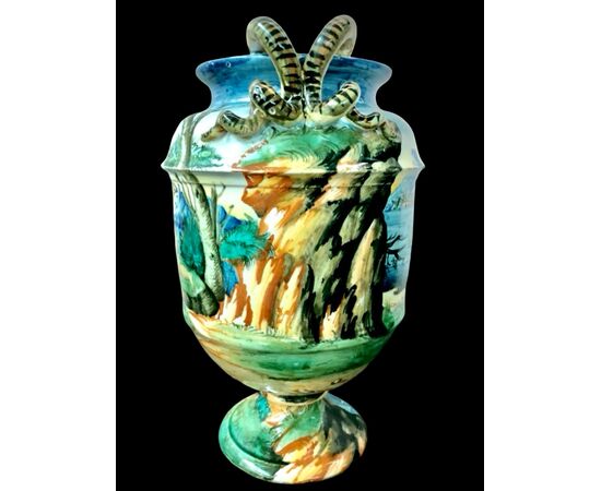 Vaso in maiolica con manici a serpente e decoro istoriato.Manifattura Cantagalli.Firenze.