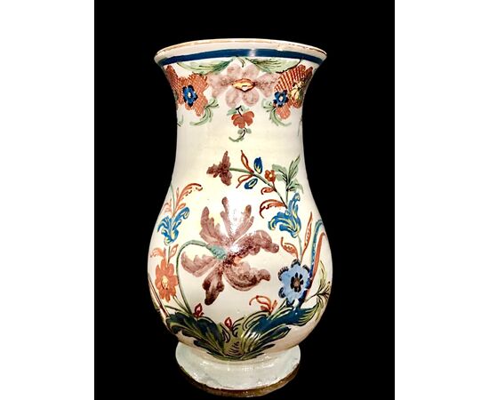 Trumpet-shaped majolica vase with floral motifs. Ferniani, Faenza.