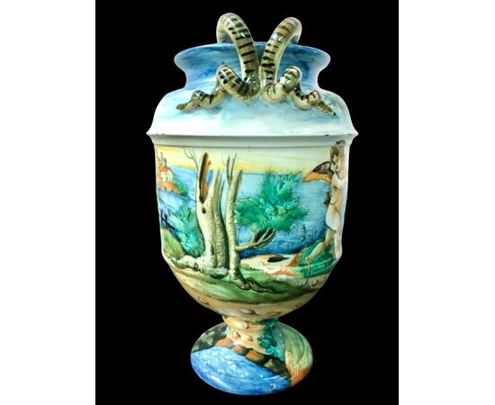 Vaso in maiolica con manici a serpente e decoro istoriato.Manifattura Cantagalli.Firenze.