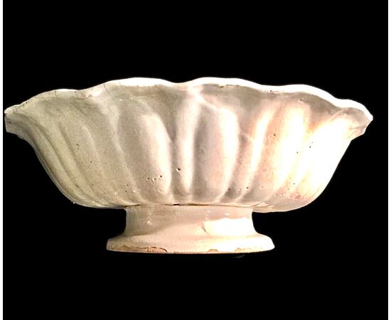 Majolica cup-basin decorated with a female figure and vegetal motifs. Levantino manufacture. Albisola.