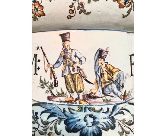 Large majolica albarello mustard pot decorated with two soldiers and stylized rocaille and floral motifs. Marinoni manufacture, Angarano.