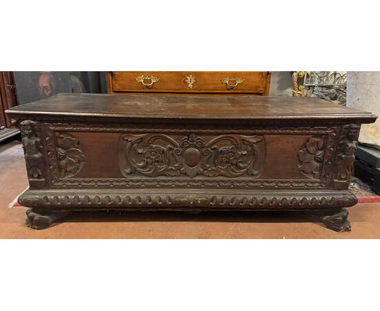 PANC166 - Cassapanca in noce, con piedi a zampa di leone, epoca '500, misure cm L 155 x H 57 x P 60