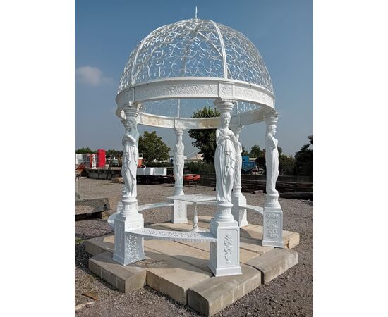 Gazebo con statue in ghisa