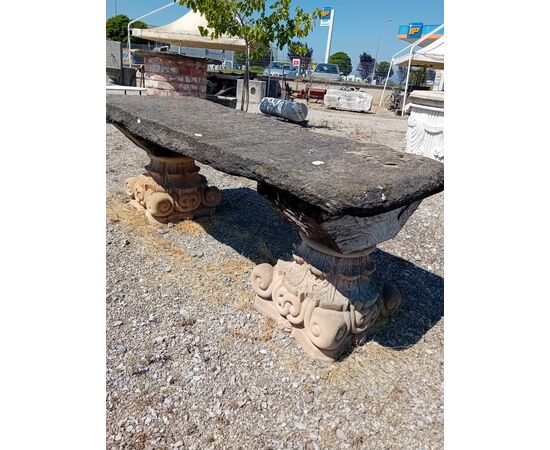 Tavolo in pietra con capitelli