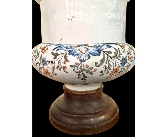 Large majolica albarello mustard pot decorated with two soldiers and stylized rocaille and floral motifs. Marinoni manufacture, Angarano.