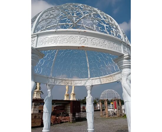 Gazebo con statue in ghisa