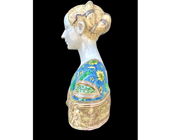 Large majolica bust depicting the Queen of Aragon. Minghetti. Bologna.