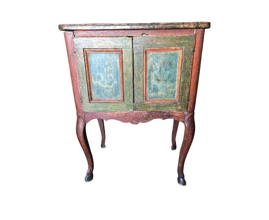 Small lacquered cabinet