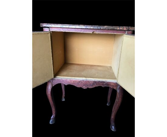 Small lacquered cabinet