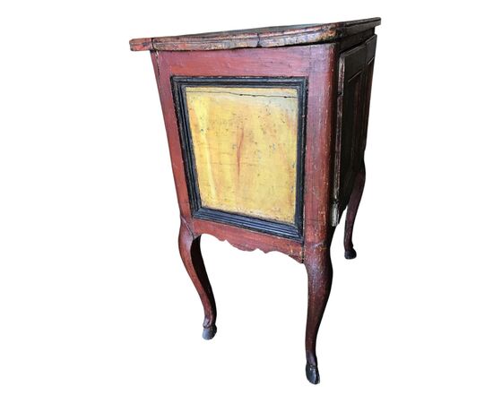 Small lacquered cabinet