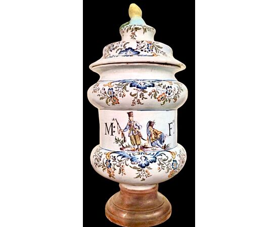 Large majolica albarello mustard pot decorated with two soldiers and stylized rocaille and floral motifs. Marinoni manufacture, Angarano.