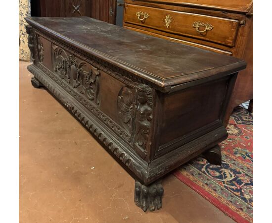 PANC166 - Cassapanca in noce, con piedi a zampa di leone, epoca '500, misure cm L 155 x H 57 x P 60