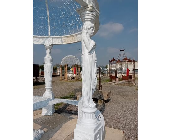 Gazebo con statue in ghisa