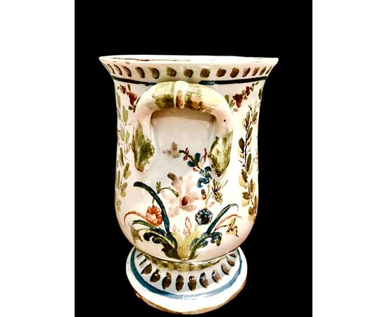 Majolica pill jar with floral decorations. Ferniani manufacture, Faenza.