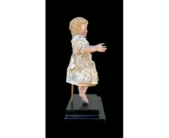 Polychrome wooden sculpture depicting the baby Jesus.