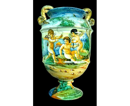 Vaso in maiolica con manici a serpente e decoro istoriato.Manifattura Cantagalli.Firenze.