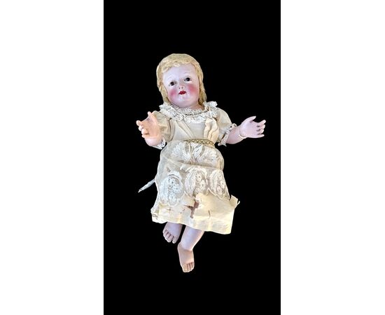Polychrome wooden sculpture depicting the baby Jesus.