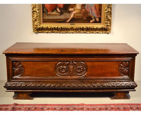 Walnut wood chest, Northern Italy (Bergamo) 17th century