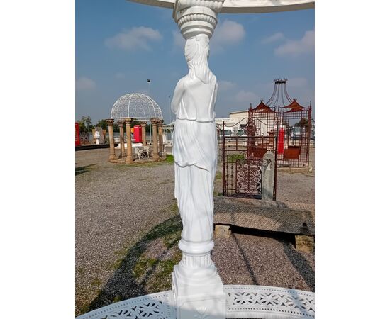 Gazebo con statue in ghisa