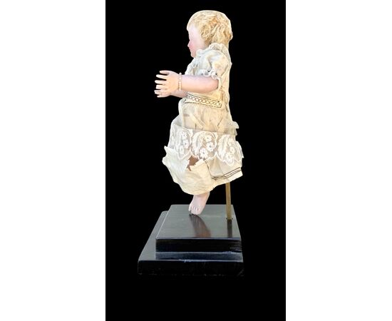 Polychrome wooden sculpture depicting the baby Jesus.