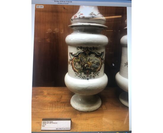 Large majolica albarello mustard pot decorated with two soldiers and stylized rocaille and floral motifs. Marinoni manufacture, Angarano.