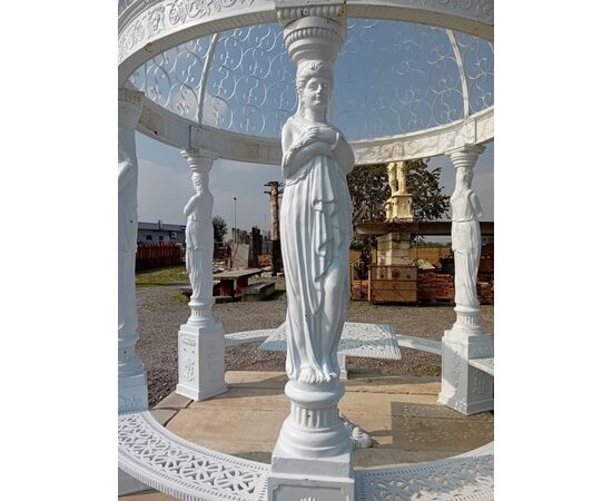 Gazebo con statue in ghisa