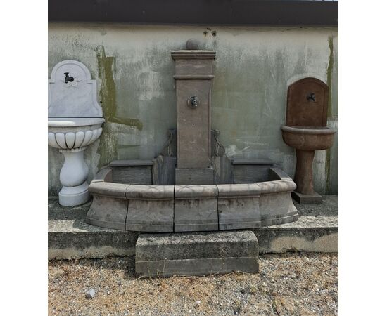 Fontana in pietra da muro