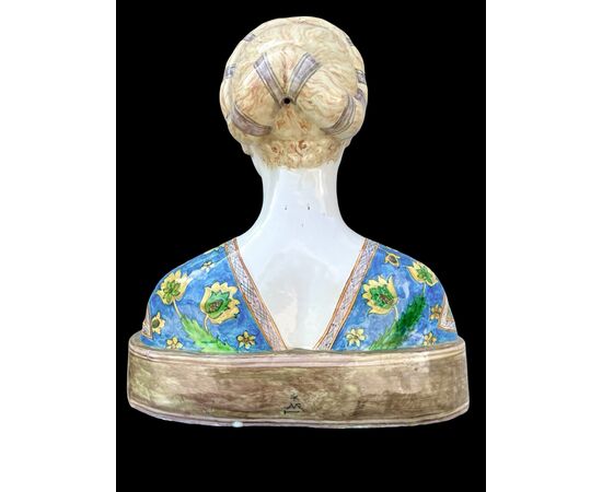 Large majolica bust depicting the Queen of Aragon. Minghetti. Bologna.