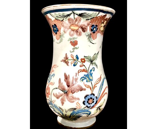Trumpet-shaped majolica vase with floral motifs. Ferniani, Faenza.