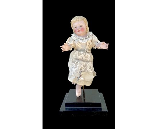 Polychrome wooden sculpture depicting the baby Jesus.