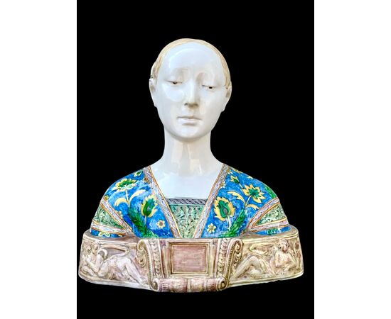 Large majolica bust depicting the Queen of Aragon. Minghetti. Bologna.