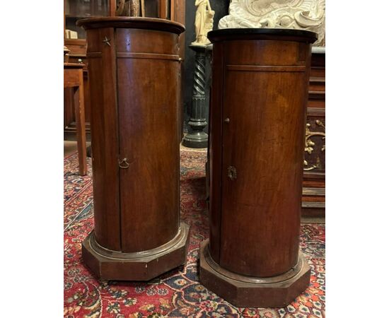 ARM251 - Pair of walnut cylinder bedside tables, 19th century, dimensions diameter cm 40 x H 90