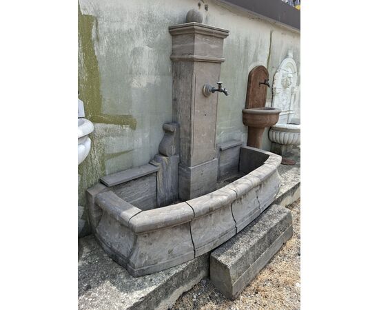 Fontana in pietra da muro
