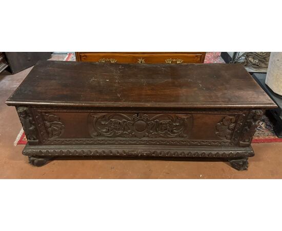 PANC166 - Cassapanca in noce, con piedi a zampa di leone, epoca '500, misure cm L 155 x H 57 x P 60