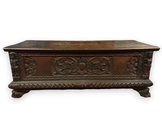 PANC166 - Cassapanca in noce, con piedi a zampa di leone, epoca '500, misure cm L 155 x H 57 x P 60