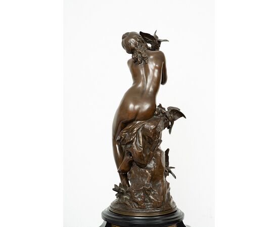 Scultura antica in bronzo patinato firmata "Math Moreau" poggiante su base girevole.Francia XIX secolo.