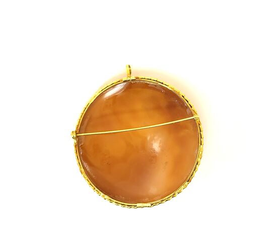 Pendente in oro con cameo tondo, spilla